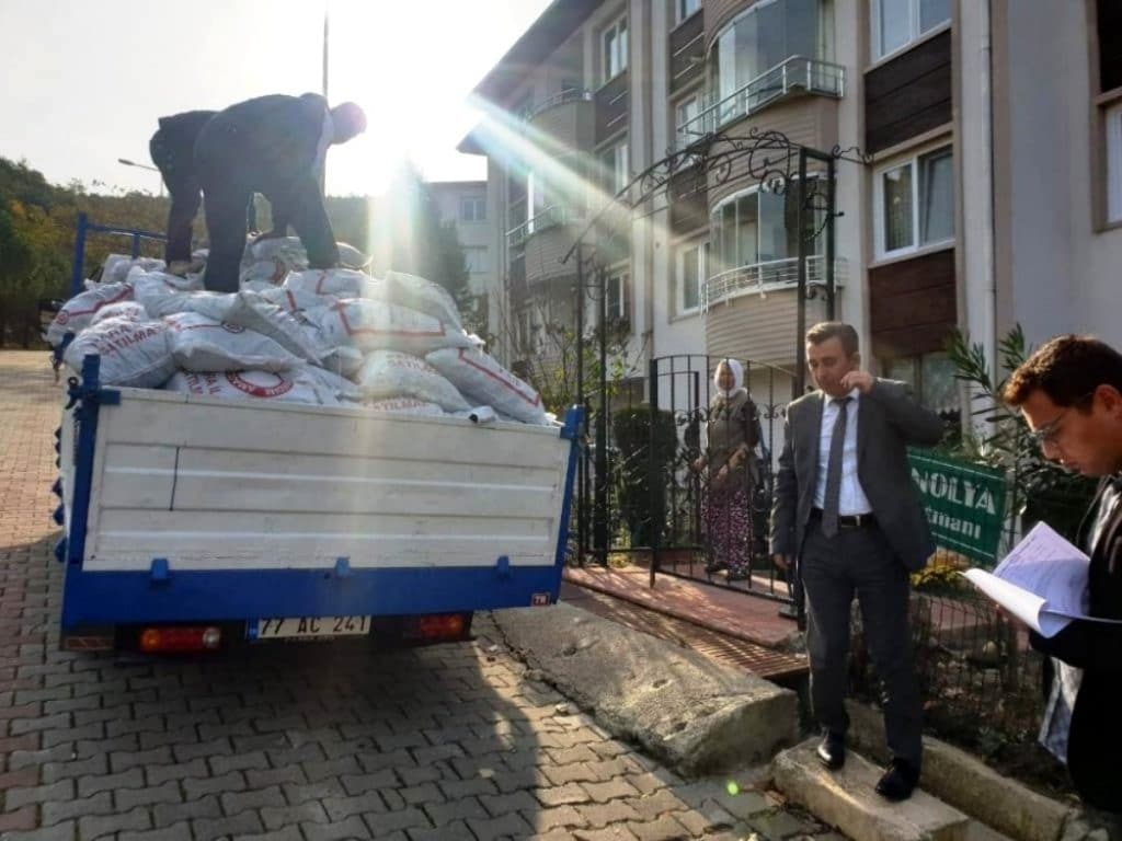 Devlet Muhtaç Vatandaşların Yakacak İhtiyacını Karşılıyor! Her Yıl Kömür Yardımı İle Binlerce Aile Soğuktan Korunuyor! İşte Detaylar…